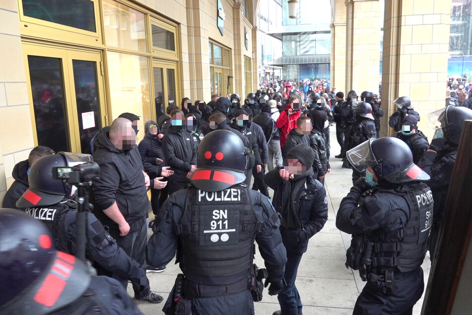 In der Chemnitzer Innenstadt war es am Samstag zu Ausschreitungen gekommen - eine Flasche und ein Beutel wurden gegen Polizeibeamte geworfen.