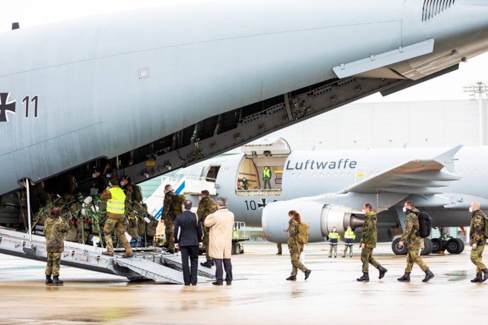 Soldaten betreten ein Transportflugzeug vom Typ "Airbus A400M"auf dem Gelände vom Fliegerhorst Wunstorf. Mittlerweile sind sie in Portugal gelandet.