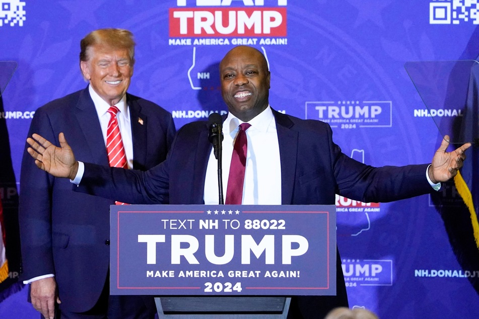 South Carolina Senator Tim Scott (c) speaking during a campaign event for presidential candidate Donald Trump in Concord, New Hampshire, on January 19, 2024.