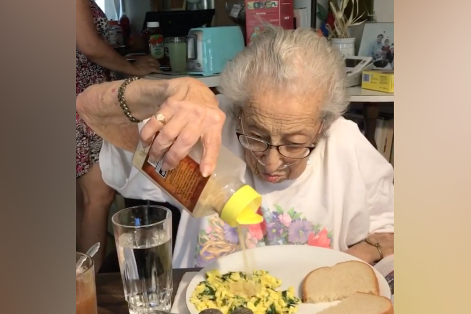 Mommom (89) und ihr Lebenselixier.