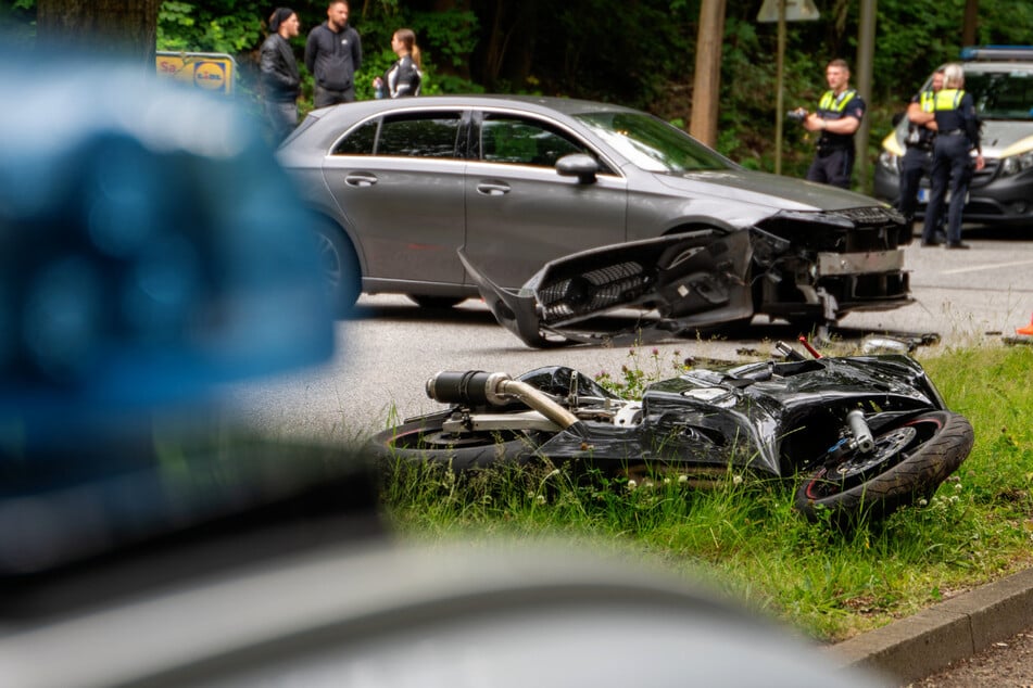 Der Mercedes-Fahrer hatte das Motorrad beim Abbiegen auf die Straße übersehen.