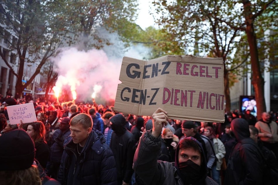 Auch in Hamburg wird demonstriert – erst reibungslos, dann werden Böller gezündet.