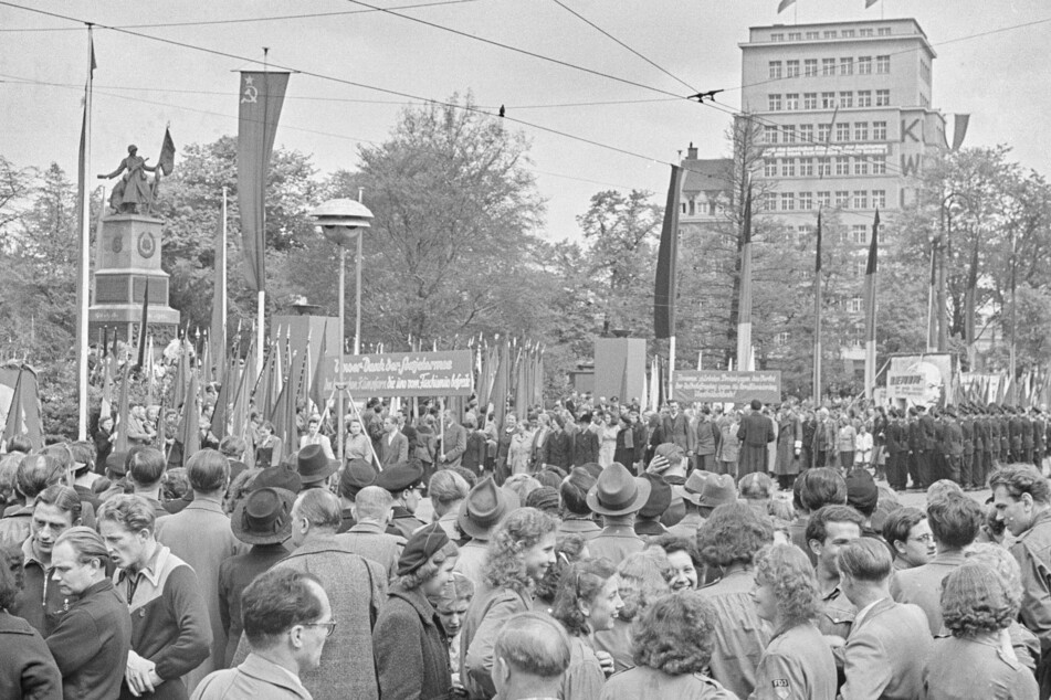 Am 8. Mai 1951 wurde das Sowjetische Ehrenmal auf dem Albertplatz enthüllt.