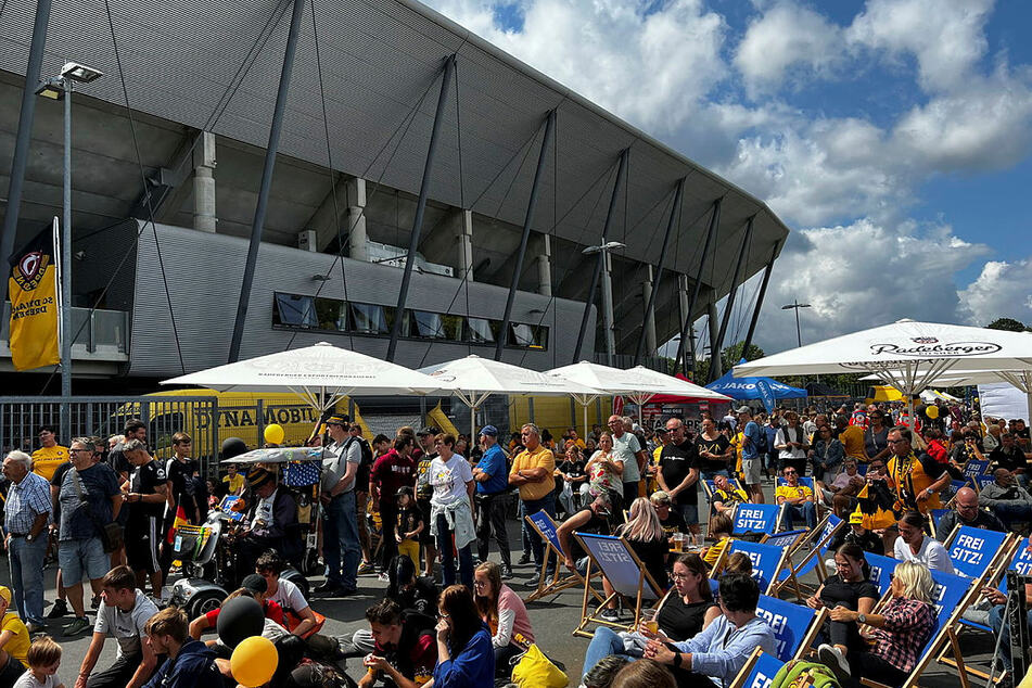 Schon kurz nach 10 Uhr strömten jede Menge Fans ans Rudolf-Harbig-Stadion.