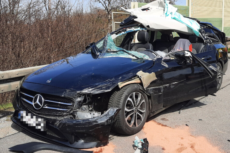 Unfall A4: Stau auf der A4: Mercedes kracht gegen Lkw, Fahrer bleibt im Wagen stecken