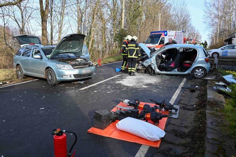 Auf der Dr.-Fankhänel-Straße in Döbeln (Landkreis Mittelsachsen) krachten am Montagmittag zwei Autos zusammen. Die Straße musste komplett gesperrt werden.