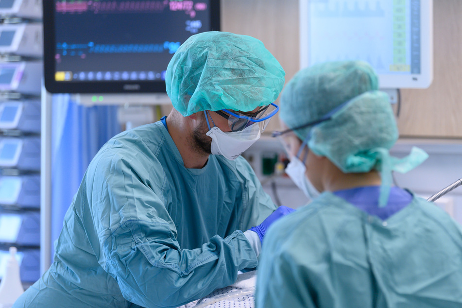 Die Versorgung von Corona-Patienten ist besonders anspruchsvoll und dauert häufig lange.