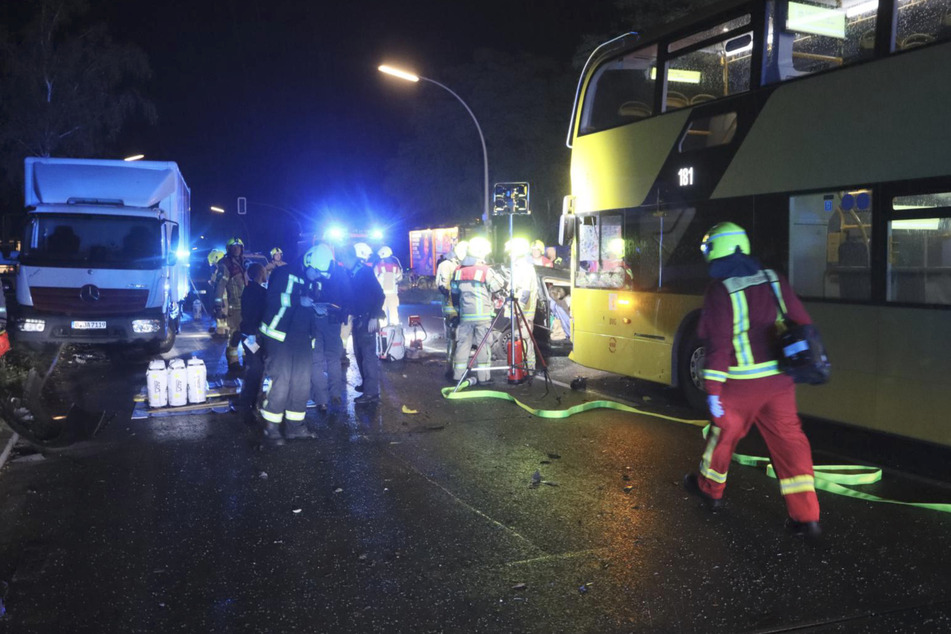 Mehrere Schwerverletzte: Linienbus und Auto krachen ineinander