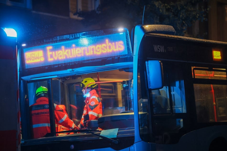 Die betroffenen Bewohner wurden in einem Linienbus versorgt.