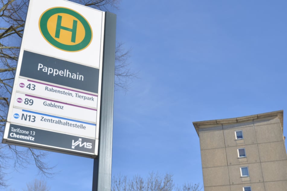 An der Straßenbahnhaltestelle "Pappelhain" im Chemnitzer Stadtteil Gablenz prügelten am Donnerstagnachmittag mehrere Gruppen aufeinander ein.