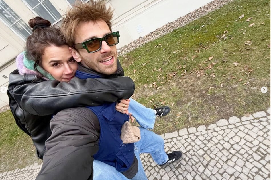 In einem neuesten Post trägt Fynn Kliemann Moderatorin Yara Hoffmann huckepack.
