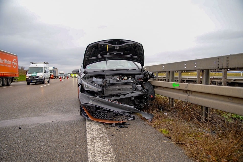 Ein Seat Cupra wurde bei dem Crash stark beschädigt.