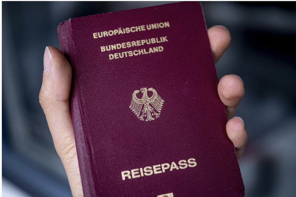 An eine Einbürgerung sind Rechte wie das Wahlrecht oder die Reisefreiheit geknüpft. (Symbolbild)