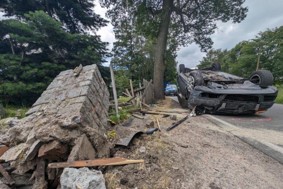 VW kracht gegen Gartenzaun und landet auf dem Dach