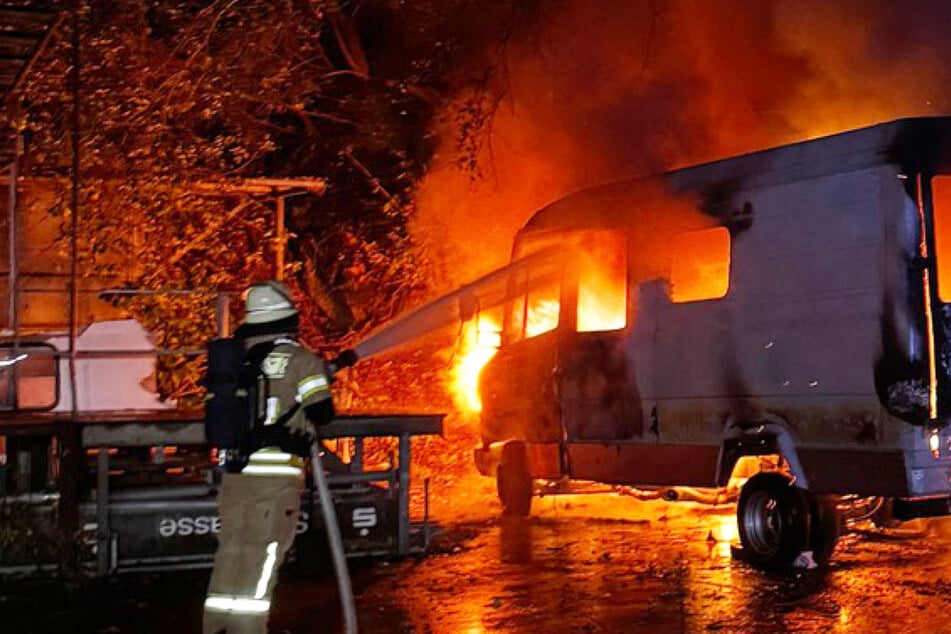Transporter steht lichterloh in Flammen: NRW-Feuerwehr löst Warnapp aus