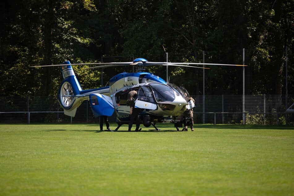 Der Heli landete auf einem Fußballplatz. Einige Polizisten wurden extra eingeflogen.