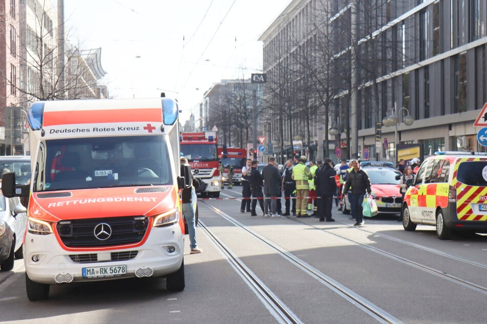Wegen des Großeinsatzes riegelte die Polizei den betroffenen Bereich in der Innenstadt zeitweise ab.