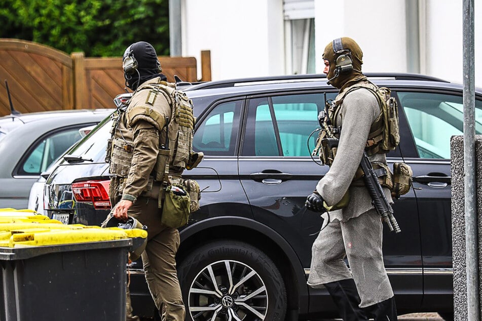 Beamte des Spezialeinsatzkommandos (SEK) sind im Rahmen einer Zwangsvollstreckung im Einsatz.
