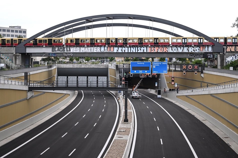 Der 3,2 Kilometer lange Abschnitt der Autobahn verläuft vom Dreieck Neukölln bis zur Ausfahrt Treptower Park.