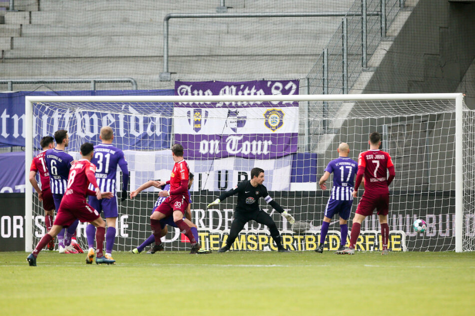Tor für Regensburg: Jahn-Stürmer Andreas Albers trifft zum 0:1. Aue-Keeper Martin Männel (3.v.r.) kann dem Ball nur hinterherschauen.
