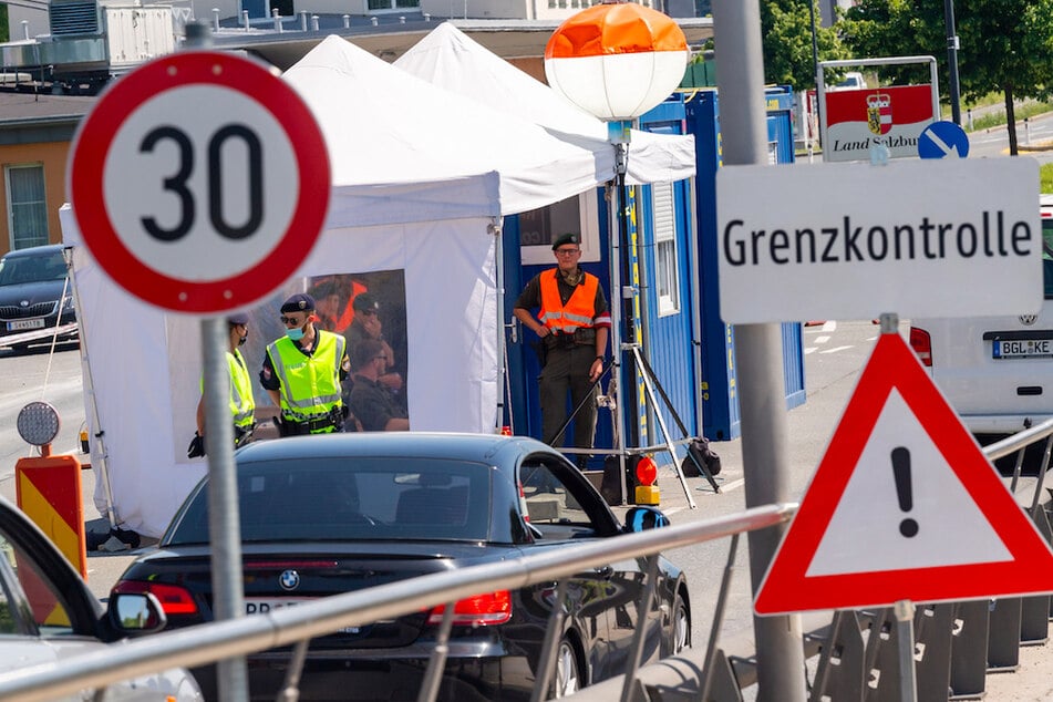 Bundespolizisten führen am bayerischen Grenzübergang Freilassing zwischen Deutschland und Österreich Grenzkontrollen durch.