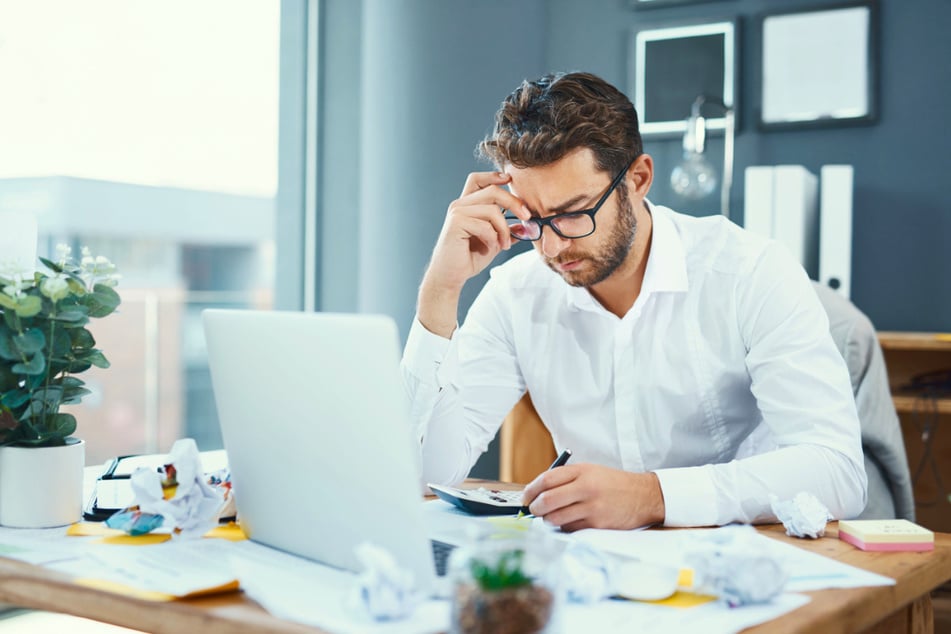 Hoher Arbeitsdruck und ständige Erreichbarkeit können zu Überlastung und Burnout führen.