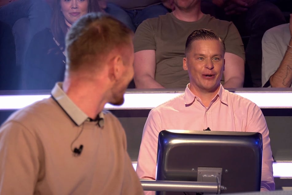 Carsten Muschalle (46, r.) erklärt, dass sein Druckerproblem von Kandidat Tom Krause (28, l.) gelöst werden solle.