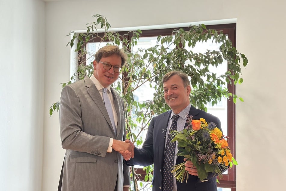 Umweltminister Georg-Ludwig von Breitenbuch (53, l.) gratuliert Robert Clemen (57, beide CDU) zum neuen Job.