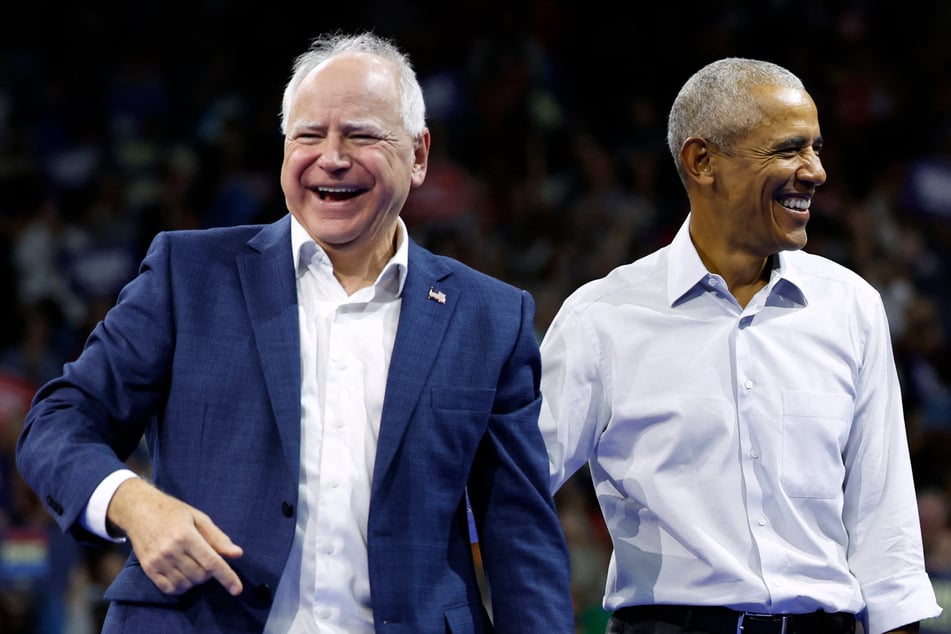 Barack Obama (r.) campaigned on behalf of Kamala Harris and Tim Walz (l.) in Madison on Tuesday.