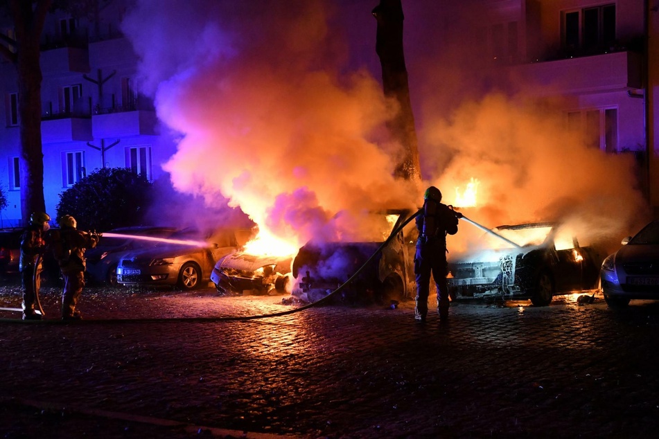 Die Feuerwehr löscht drei brennende Autos in Berlin-Lichtenberg.