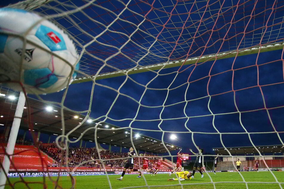 Ball im Netz: Lennart Möbius ieß den FSV gegen den BFC Preußen jubeln.