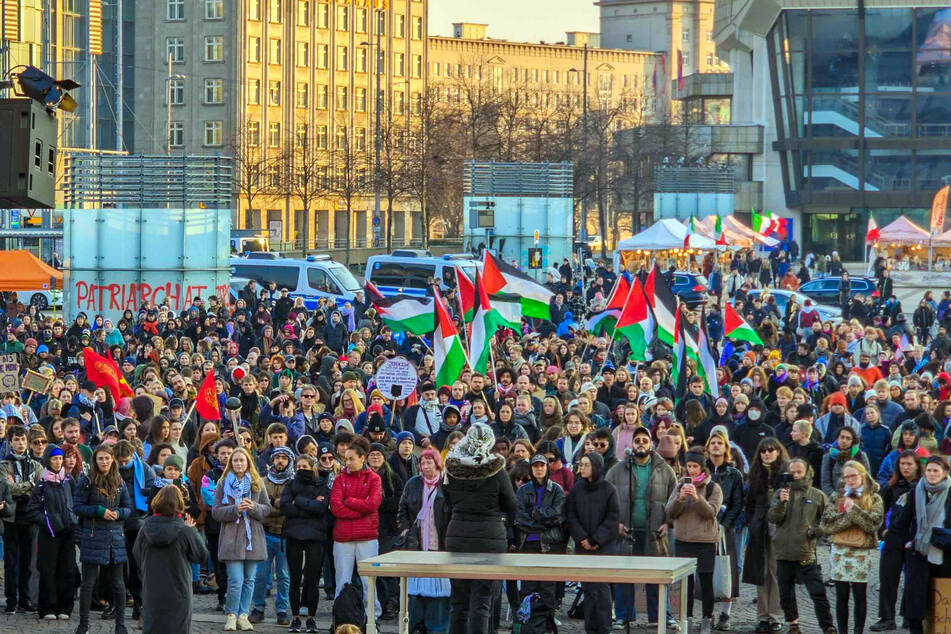 Leipzig: Massive Proteste zum Frauentag: Über 2000 Menschen versammeln sich in Leipzig
