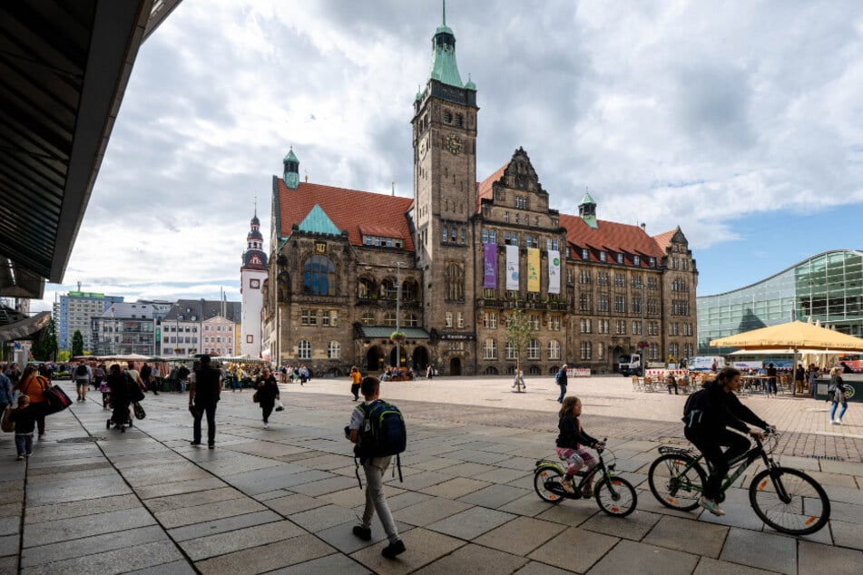 Chemnitz muss künftig beim Geld auf die Ausgaben-Bremse treten: Im Rathaus wollen Verwaltung und Stadtrat gemeinsam an der Haushaltskonsolidierung arbeiten.