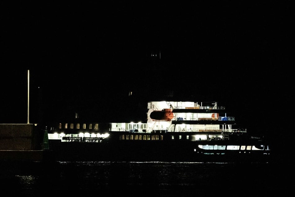Das niederländische Kreuzfahrtschiff "MV Hondius" ist in Teneriffa eingetroffen.