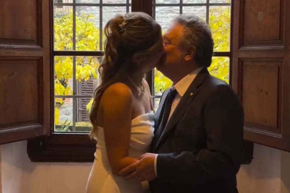 Minea (23) verliebte sich in ihren Philosophie-Lehrer Massimo (60).