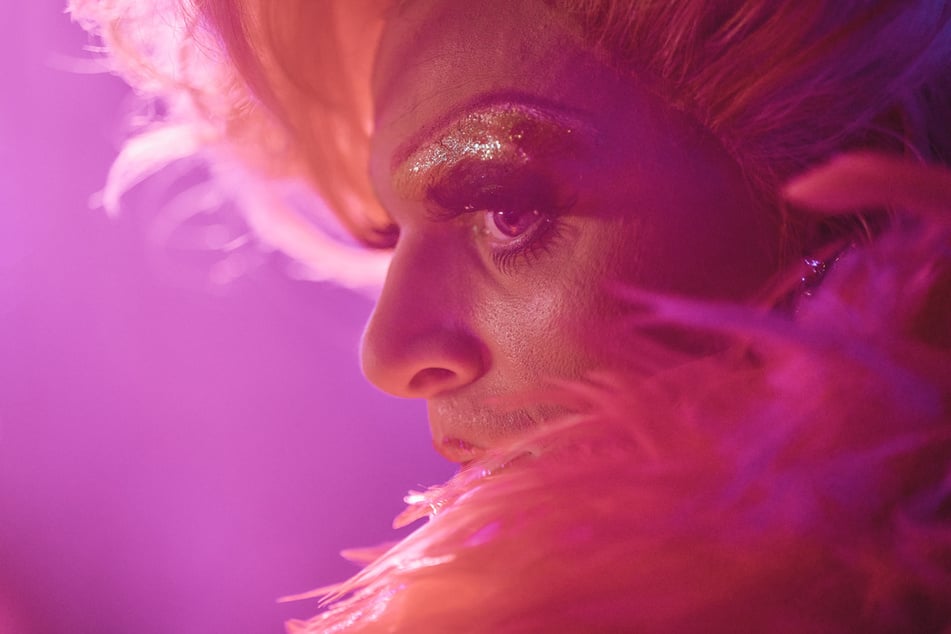 Aus Oliver Knöbel (Johannes Hegemann) wird die Dragqueen und der Bühnenstar Olivia Jones.