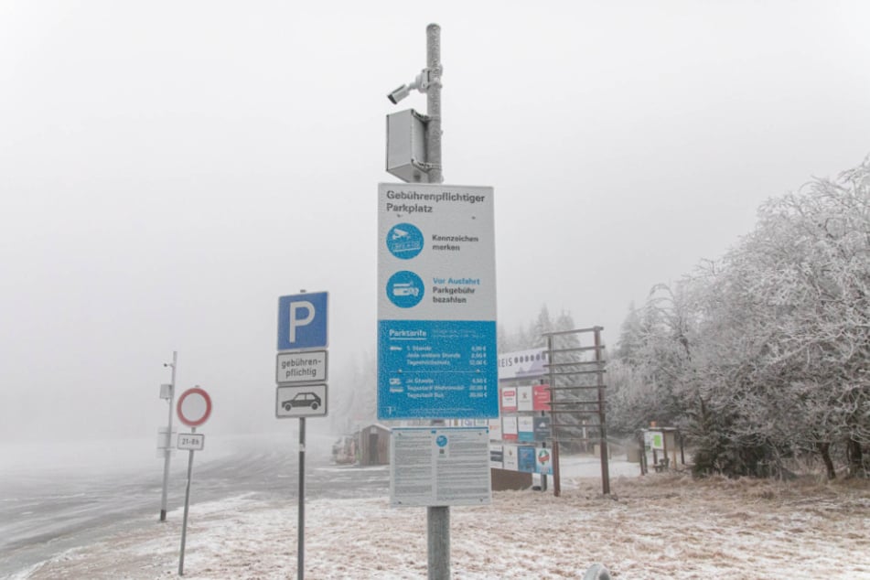 Der Großparkplatz P12 am Fichtelberg wird von der Firma Fair Parken betrieben.
