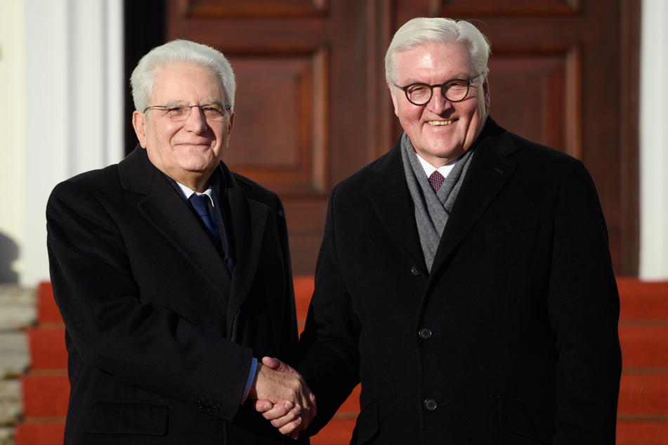 Sergio Mattarella (l), Präsident der Republik Italien, und Bundespräsident Frank-Walter Steinmeier (SPD) geben sich vor dem Schloss Bellevue die Hand. (Archivbild)
