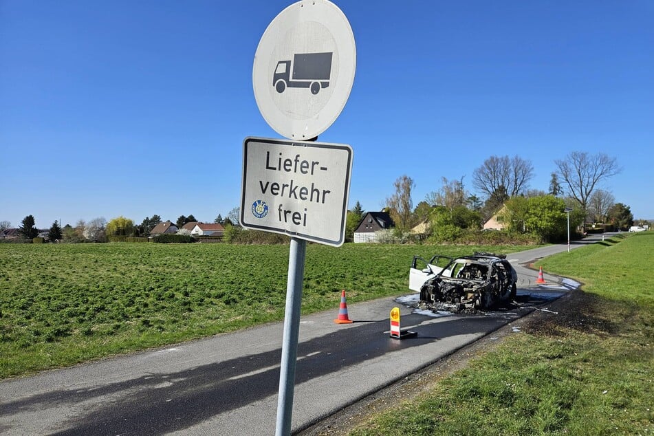 Mitten auf der Straße fing der BMW plötzlich Feuer.