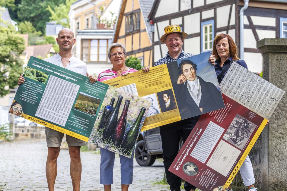 Jörg Ullrich, Sylvia Günther, Holger Friebel und Heike Petzold (v.l.) zeigen die Schilder, die am Weber-Wanderweg angebracht werden.