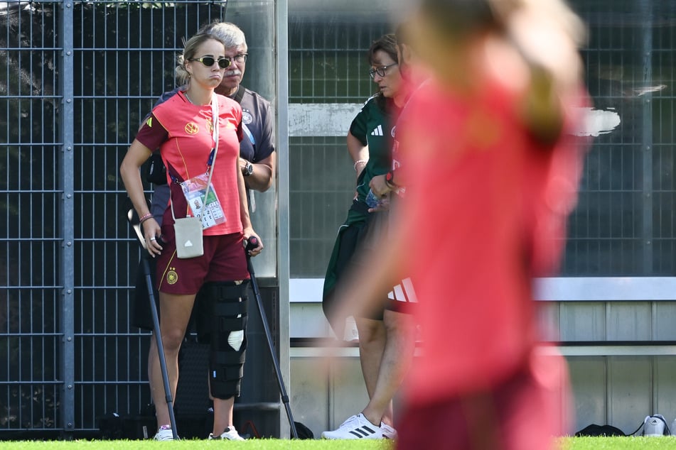Giulia Gwinn (26) verabschiedete sich auf Krücken erst einmal von ihren DFB-Kolleginnen.