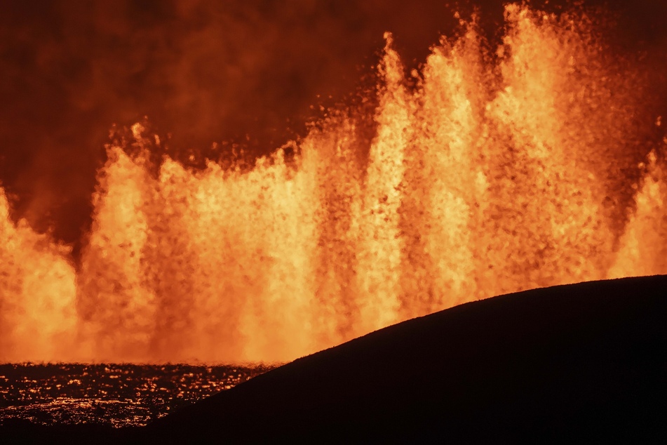 Blick auf Lavafontänen, die aus der neuen Eruptionsspalte am Vulkansystem Svartsengi in Island ausströmen.