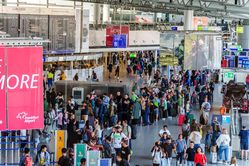 Auch am Frankfurter Flughafen wird zum Ferienbeginn mit wesentlich mehr Betrieb gerechnet als gewöhnlich. (Archivbild)