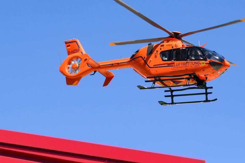 Unfall A7: Heftiger Unfall auf A7: Renault überschlägt sich mehrfach, Frau in Klinik geflogen