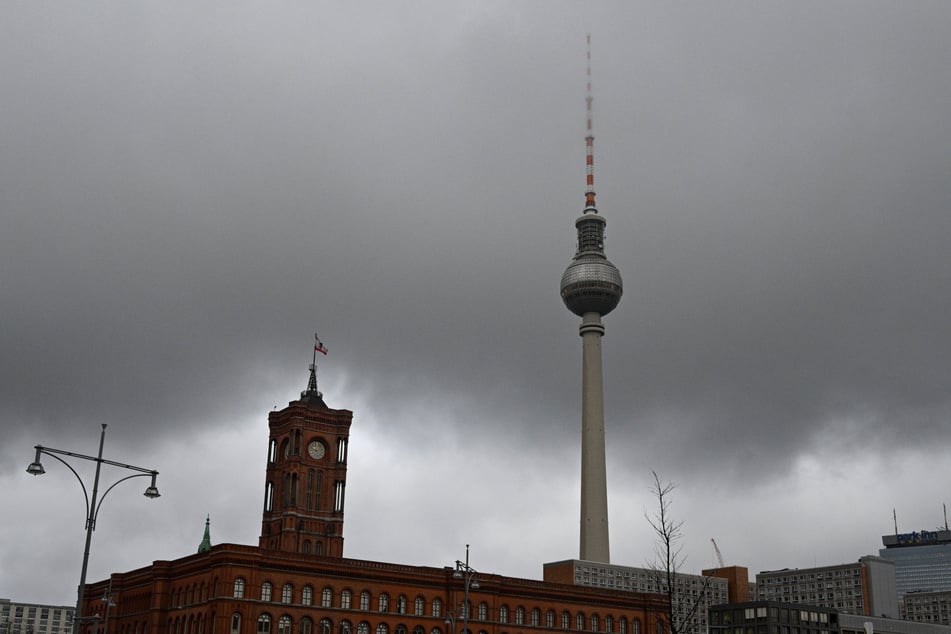 Bei dunklen Wolken bleibt es heute ungemütlich in Berlin.