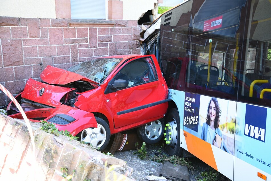 Frau (†59) stirbt nach schrecklichem Busunfall: Hat der Fahrer ihr Leben auf dem Gewissen?