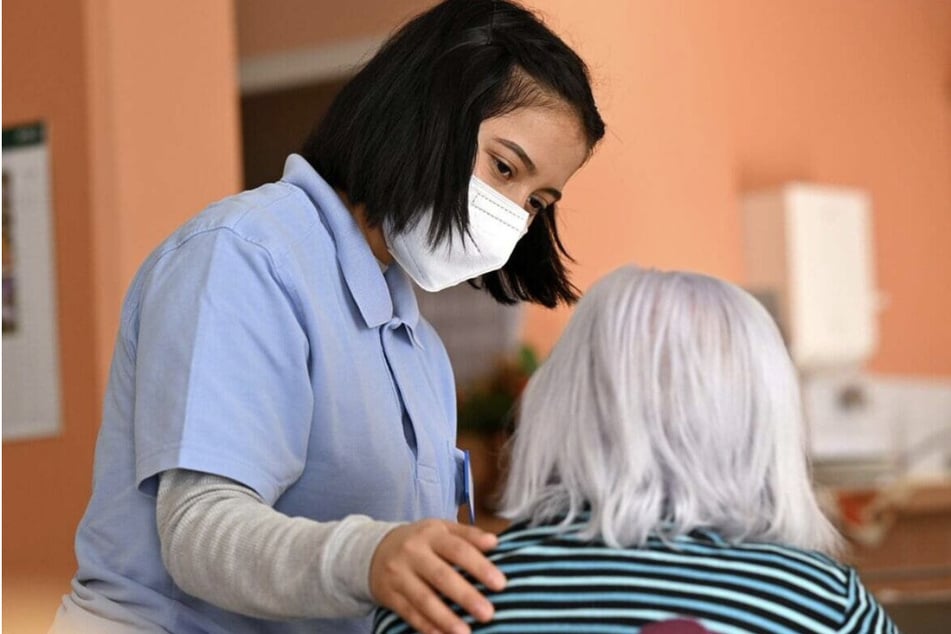 Die vermeintliche Pflegeschwester untersuchte die ältere Dame und lenkte sie mit Gymnastik-Übungen ab. (Symbolbild)