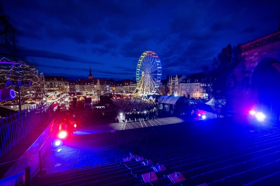 Laut Stadt wird als Zeichen des Mitgefühls auf dem Domplatz an den beiden verbleibenden Weihnachtsmarkttagen kein Bühnenprogramm stattfinden. (Archivbild)