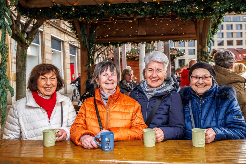 Ruth Koch (90, v. l.), Brigitte Liebisch (80), Kerstin Müller (65) und Heidi Jurkschat (78) treffen sich auch nach mehr als zehn Jahren bei Wind und Wetter zum jährlichen Glühwein-Trinken auf dem Striezelmarkt.