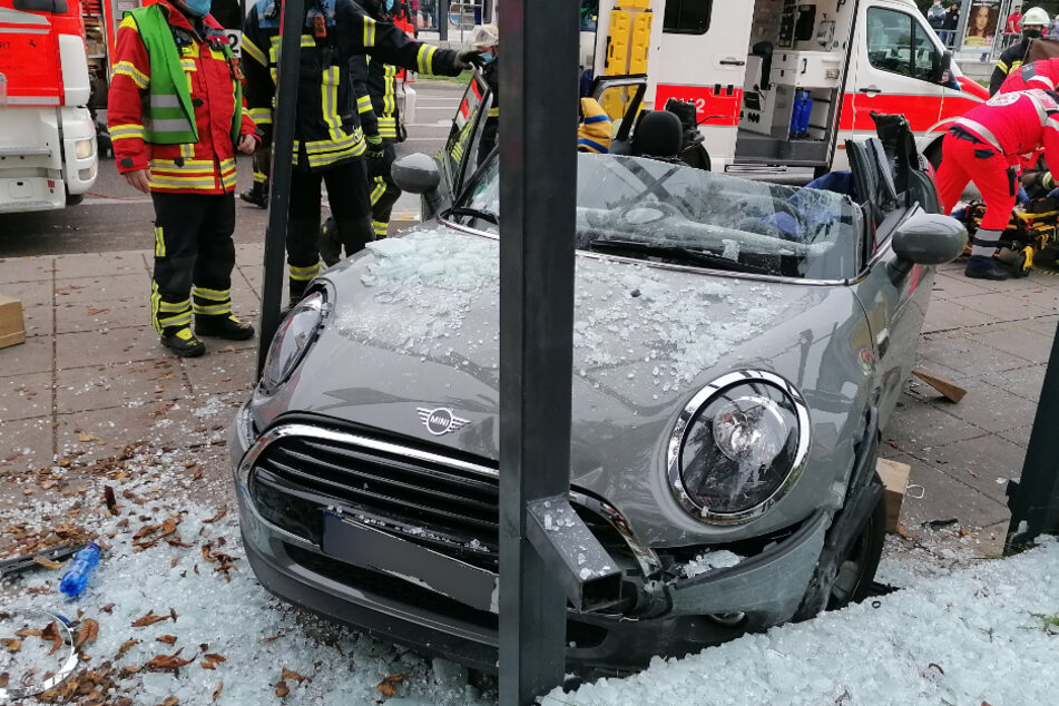 Die Person wurde durch die Feuerwehr aus dem Mini-Cooper befreit.